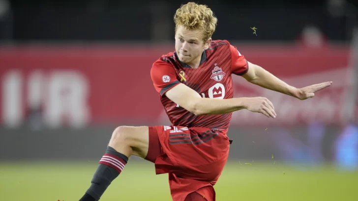 ¿Dónde juega el goleador canadiense Jacob Shuffelburg?