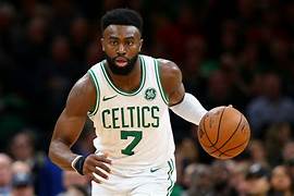 Jaylen Brown regresa a los entrenamientos luego de los largos festejos del campeonato