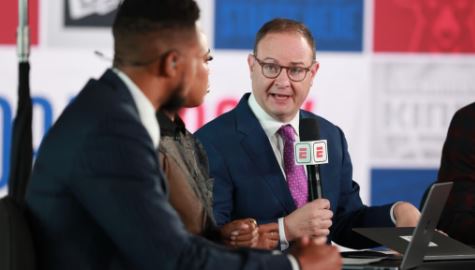 Adrian Wojnarowski: El legado de un periodista que transformó la NBA y los medios deportivos