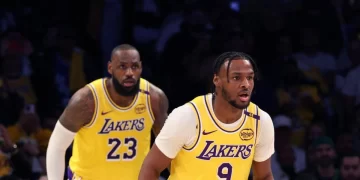 ¿Cómo fue el debut del hijo de LeBron, Bronny James?