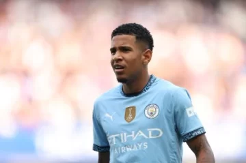 Savinho abandona el campo en camilla: Nueva lesión golpea al Manchester City