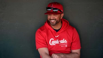 ¿El dominicano Oliver Mármol salvó su pellejo con el despido del coach de bateo de los Cardenales?