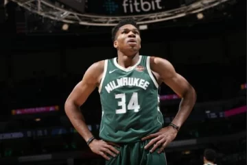 Giannis brilla, pero los Bucks no logran revivir ante el poderío de los Celtics