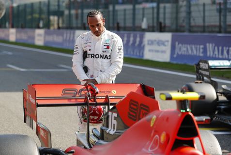 Hamilton no podrá probar el Ferrari hasta 2025, bloqueado por Mercedes