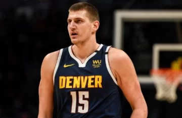 Nikola Jokic brilla con otra actuación magistral y Denver derrota a los Mavericks