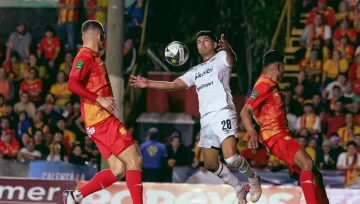 ¿Cuántos títulos tienen Alajuelense y Herediano en la liga costarricense?