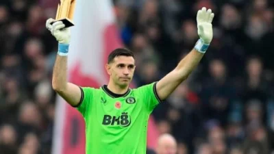  Dibu Martínez desafía su lesión y pidió ser titular ante Brentford 