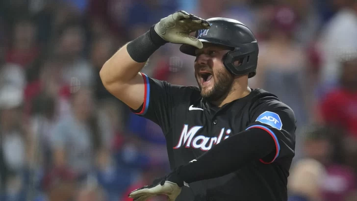 Los Rangers adquieren a un bateador de infield de los Marlins