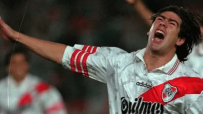  ¿Qué jugadores vistieron la camiseta de River Plate y Universidad de Chile? 