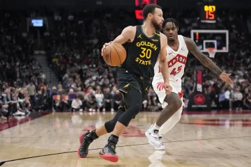 Raptors obligan a un niño a quitarse la camiseta de Stephen Curry de los Warriors