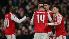Arsenal defiende la cima ante un Chelsea que busca dar el golpe en el Emirates
