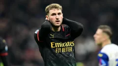 ¿Por qué no juega Santi Giménez en el AC Milán?