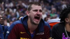 Jokic besa a Andrew Jordan