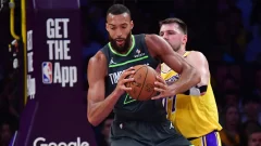 Rudy Gobert posteriza a Luka Doncic en una noche histórica que eliminó a los Lakers