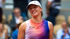 Swiatek cambia la raqueta por la pelota: distendida, confiada y en busca de su quinto Roland Garros