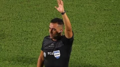 ¿Quién es el árbitro polémico que dirige el partido de Instituto vs River Plate?