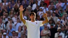 Carlos Alcaraz pisa fuerte en Wimbledon y se acerca a récords históricos