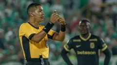 ¿Quién es el árbitro que dirige el partido de Atlético Nacional vs Independiente Santa Fe?