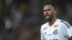 Neymar carga contra los campos sintéticos en Brasil tras una nueva lesión
