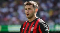 Santiago Giménez, señalado en Italia tras la dura lesión de Ardon Jashari en el Milan