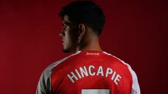 ¿Juega Piero Hincapié contra Manchester City?