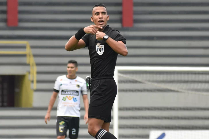 Quién es Carlos Márquez, árbitro de Independiente Santa Fe vs Once Caldas