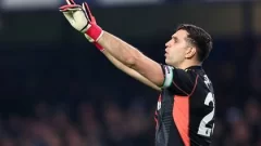 Unay Emery habló sobre el futuro de Dibu Martínez