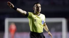 Piero Maza, árbitro chileno con presencia en decisiones clave del fútbol sudamericano