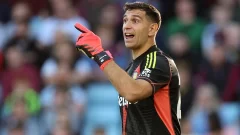 ¿Juega Dibu Martínez? Alineaciones confirmadas de Everton y Aston Villa