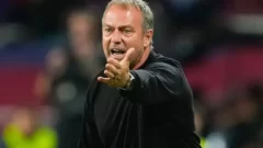 Hansi Flick, en la cuerda floja: el Barcelona en crisis y las críticas por su gestión táctica y anímica