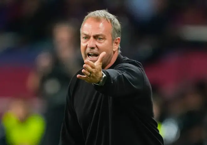 Hansi Flick, en la cuerda floja: el Barcelona en crisis y las críticas por su gestión táctica y anímica