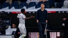 Conflicto interno en el vestuario del Real Madrid: Xabi Alonso apunto contra Vinicius Jr.