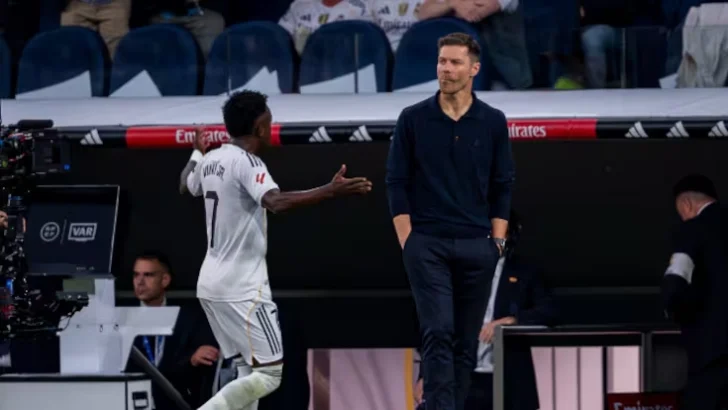 Conflicto interno en el vestuario del Real Madrid: Xabi Alonso apunto contra Vinicius Jr.