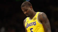 Los Lakers analizan 3 opciones de centers si Deandre Ayton no continúa