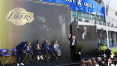 Los Lakers inauguran estatua de Pat Riley por nueve años con la franquicia