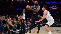 ¿Deben los Lakers sentar a LeBron James contra los mejores equipos de la NBA?