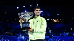 Alcaraz inmortaliza su conquista en Australia con un gesto que ya es marca registrada