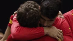 Alcaraz inició su camino en Montecarlo entre risas y señales positivas