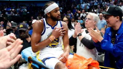 Escalofriante lesión en la NBA: un jugador de Golden State se dislocó la rodilla al intentar una volcada