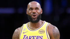LeBron James vuelve a desafiar al tiempo: otro hito estratosférico que sacude la historia de la NBA