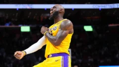 LeBron James alcanza otra cima: igualó el récord de partidos en la NBA