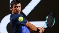 Navone debutó con carácter en Bucarest y sacó adelante un partido límite