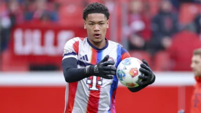 El juvenil que puede hacer historia en Bayern: Prescott, el arquero de 16 años que sorprende a Europa