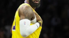 LeBron rompe otra marca de Kareem, pero Lakers caen 120-113 ante Nuggets