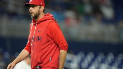 ¿Oliver Mármol perdió el juicio? El mánager de los Cardenales aplaude una “pela” y la fanaticada no se lo perdona