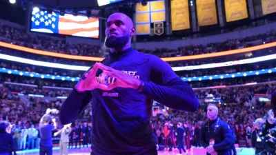 ¡El Rey dejó en ridículo a ESPN! LeBron James “entierra” los planes de retiro y pone a gozar a los Lakers
