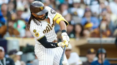 ¡”El Niño” ya tiene su muñeco! El tierno regalo que recibió Tatis Jr. en su regreso a México