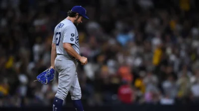¡Le dieron hasta con el cubo! Trevor Bauer debuta en EE. UU. y muerde el polvo ante unos “patitos”