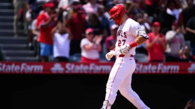 ¡El Rey de Anaheim! Mike Trout hace historia con un “manguerazo” de leyenda y honra la memoria de Garret Anderson
