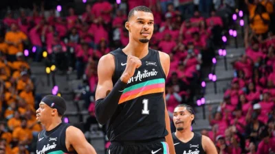 ¡Alarma roja en San Antonio! Victor Wembanyama fuera por un golpe en la cabeza: ¿Se apaga la estrella de los Spurs?